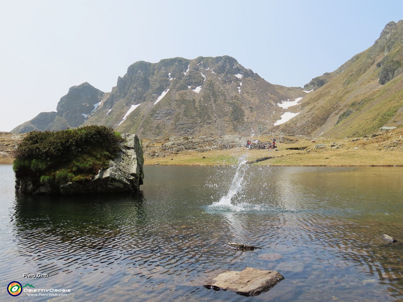 49...un tuffo nel lago con Triomen che stanno a guardare!.JPG